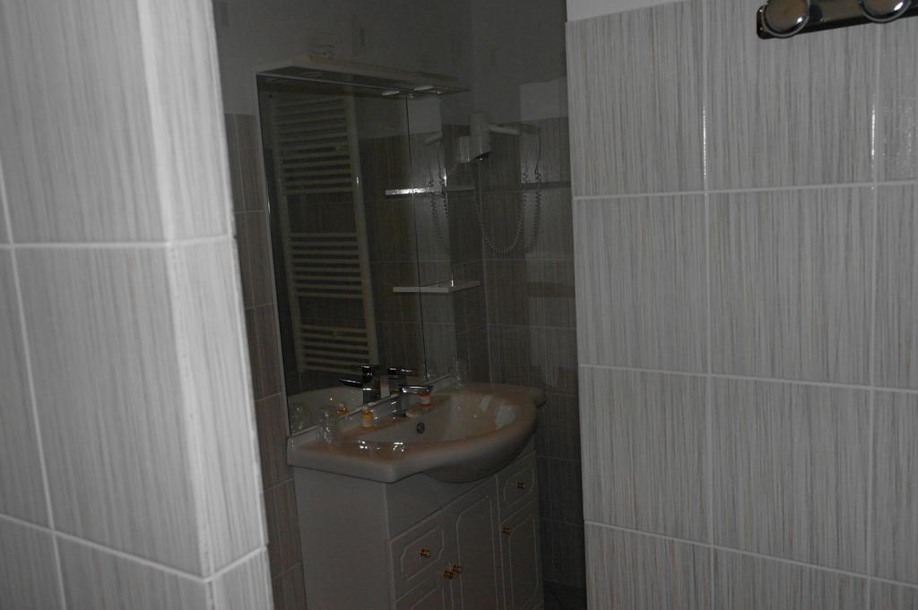 Hostellerie Saint Clement Vic-sur-Cère Kültér fotó