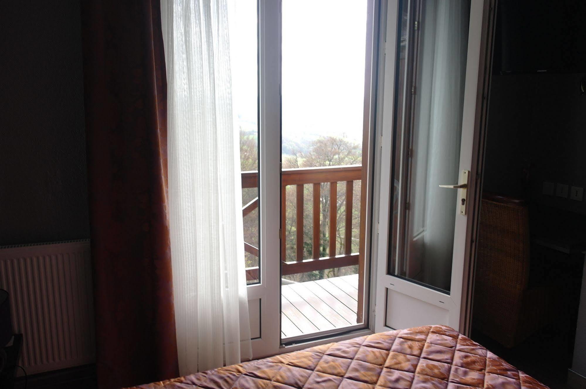 Hostellerie Saint Clement Vic-sur-Cère Kültér fotó