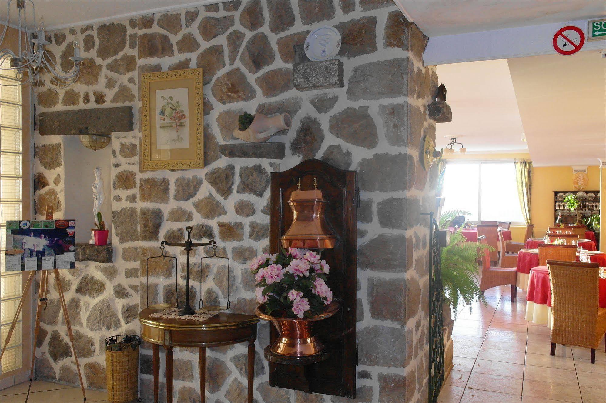 Hostellerie Saint Clement Vic-sur-Cère Kültér fotó