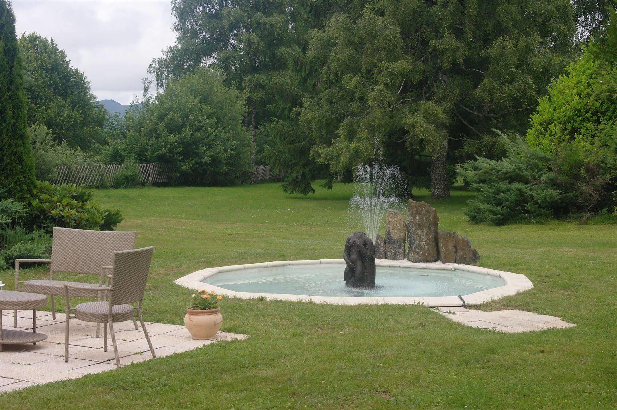 Hostellerie Saint Clement Vic-sur-Cère Kültér fotó